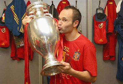 انتخاب إنييستا أفضل لاعب في كأس أوروبا 2012 لكرة القدم